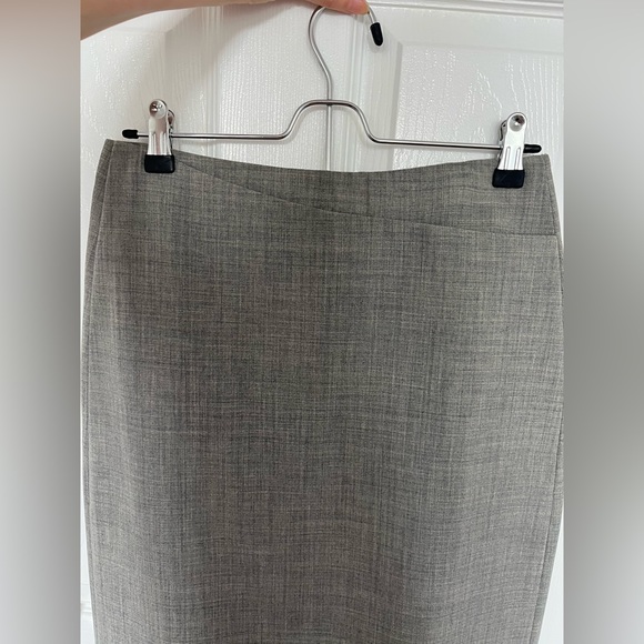 Beautiful DKNY light heather grey wool blend pencil skirt - Picture 6 of 6